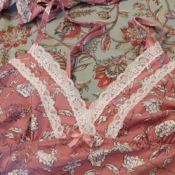 NEW. Marilyn Monroe Floral Two-Piece Pajamas with Lace Trim - Picture 7 of 11